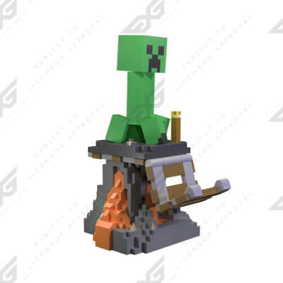 Φιγούρα Minecraft Creeper Cable Guy που κρατάει χειριστήριο παιχνιδοκονσόλας ή κινητό.